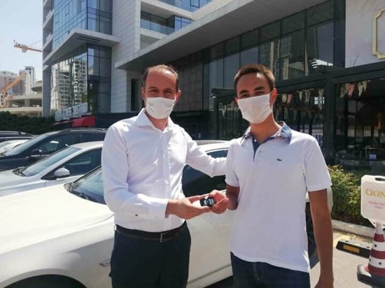معلم تركي يهدي تلميذه سيارته الفارهة