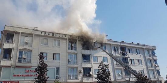 إنقاذ 4 أشخاص حاصرهم الدخان بحريق مبنى  في إسطنبول