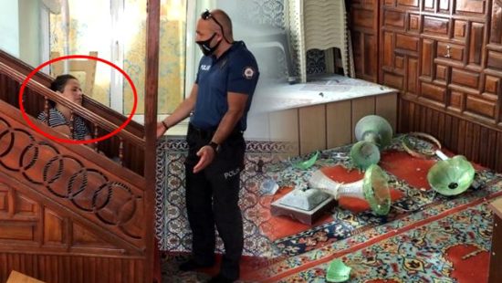 فتاة غاضبة تدخل أحد مساجد بورصة وتحطم بعض محتوياته