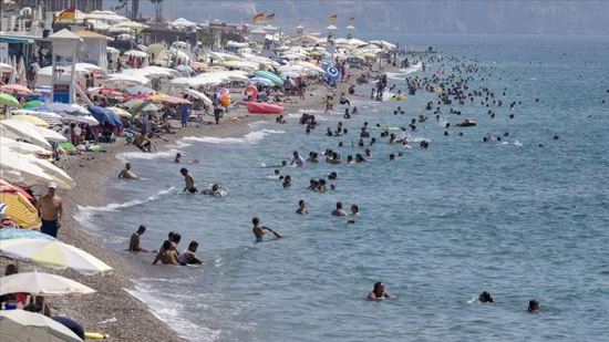 سواحل "أنطاليا" التركية تفيض بالسياح خلال عطلة العيد