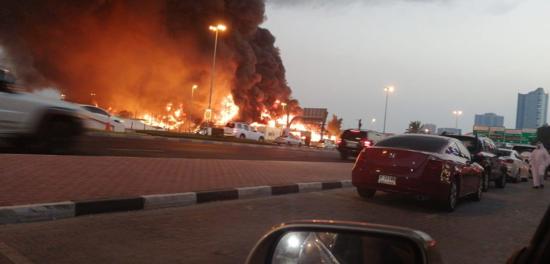 صور.. اندلاع حريق ضخم في سوق شعبي في عجمان الإماراتية