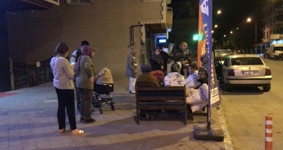 زلزال يهز مدينة تركية ويدفع بأهلها إلى الشوارع بمنتصف الليل
