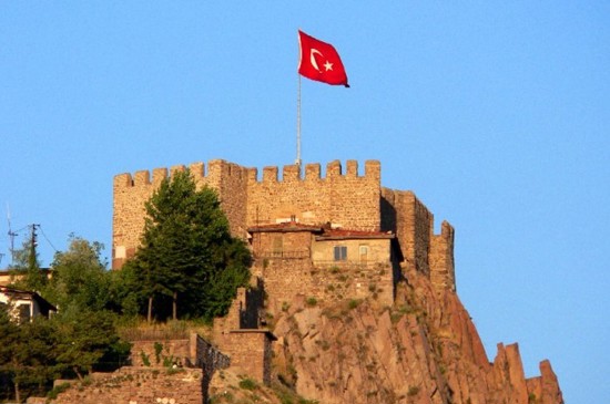 قلعة أنقرة من حصن حامي لمزار سياحي