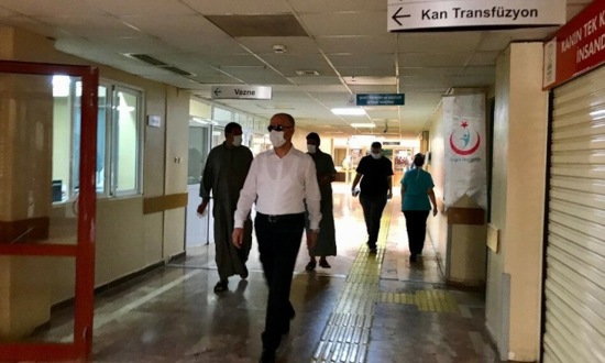 بالصور.. مسؤول تركي يلجأ إلى حيلة لتفقد إجراءات كورونا بالمستشفيات