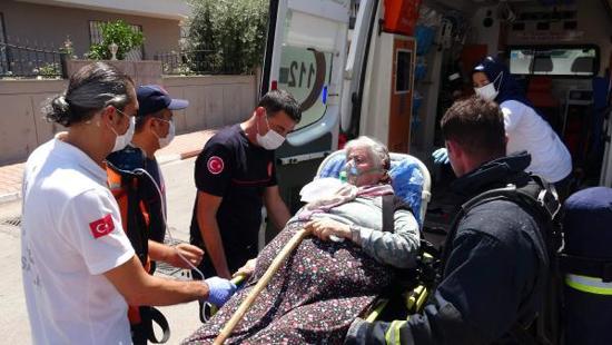 إنقاذ عجوز من الموت بعد اشتعال النيران بمنزلها بأنطاليا بأعجوبة