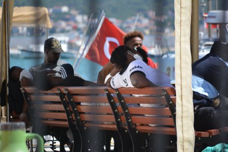 من بينهم سوريون.. تركيا تنقذ 167 مهاجرا أعادتهم اليونان قبالة بحر إيجة