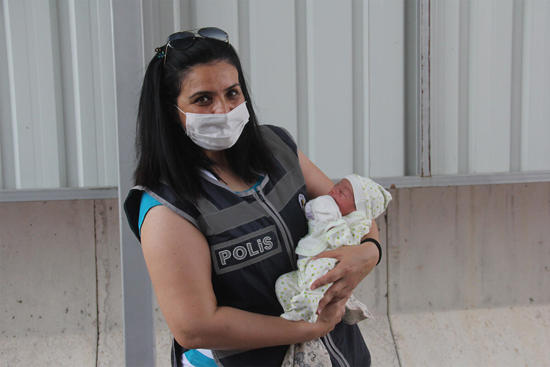 أمّ تركية تلتقي بشرطية ساعدتها على الولادة عند نقطة تفتيش