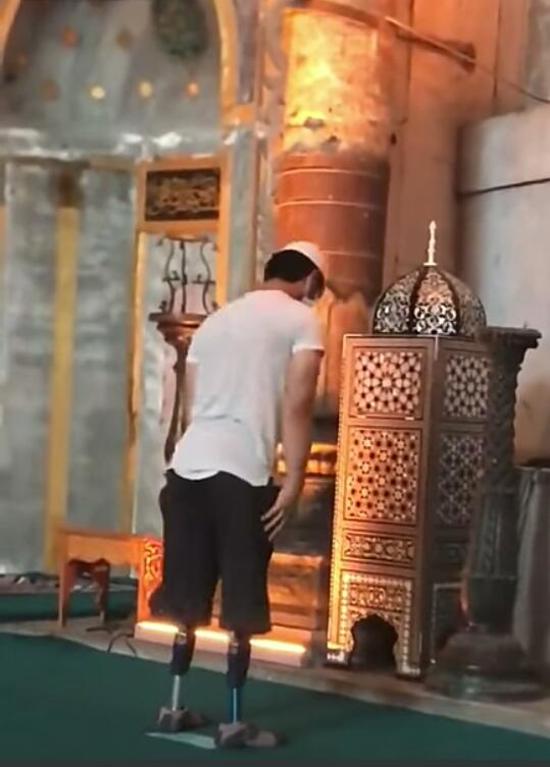 تداول فيديو لشاب تركي بأطراف صناعية يؤدي الصلاة بآيا صوفيا.