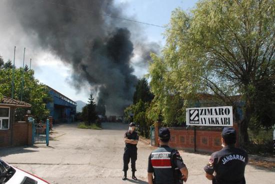حريق ضخم في مصنع للأحذية شمال تركيا