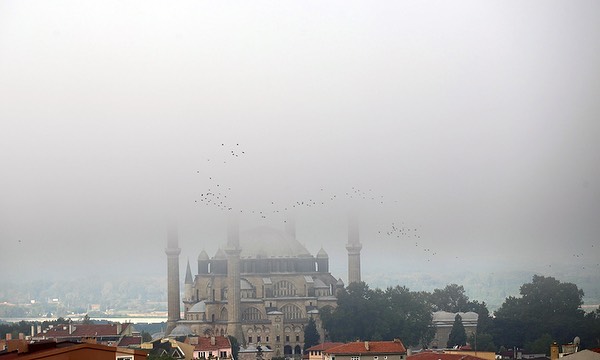 صور :لمآذن جامع "السليمية" الشهير ، بولاية أدرنة شمال غربي تركيا وهي تلامس الغيوم .