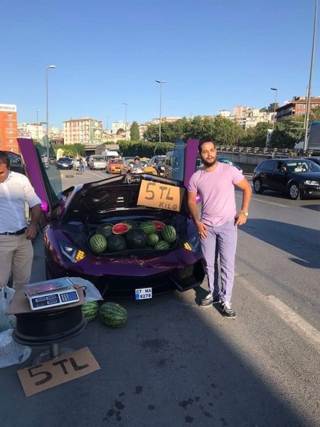 تغريم صاحب السيارة الفاخرة التي كانت تبيع البطيخ في إسطنبول