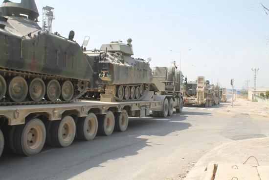 تركيا تبدأ في نشر عشرات الدبابات قرب الحدود اليونانية