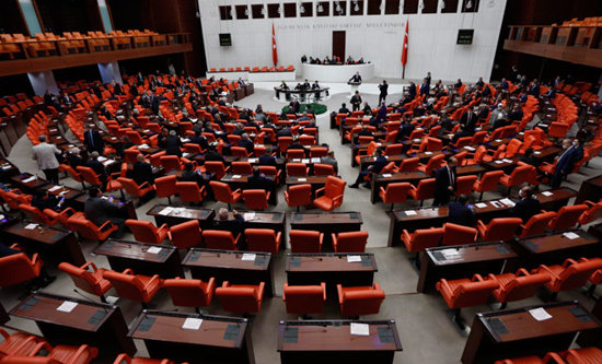 تسجيل أول حالة وفاة بفايروس كورونا في مجلس الشعب التركي