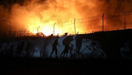 حريق بمخيم لاجئين خاضع للحجر الصحي في اليونان