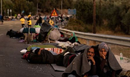 آلاف المهاجرين ينامون في العراء في جزيرة يونانية