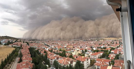 بالفيديو والصور: عاصفة رملية تضرب أنقرة.. تسبب إصابات