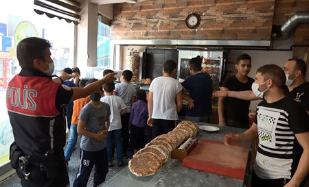 الأمن التركي يفض ازدحاماً  داخل مطعم سوري بإسطنبول
