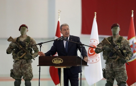 وزير الدفاع التركي يلوح بالخيار العسكري