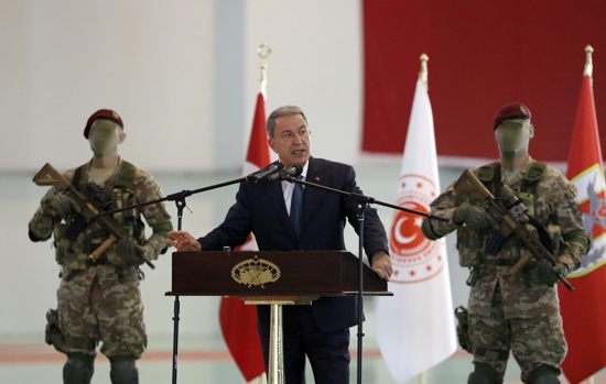 وزير الدفاع التركي يلوح بالخيار العسكري