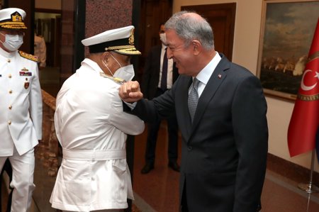 وزير الدفاع التركي يلتقي قائد البحرية الليبية ويجدد دعمه لطرابلس
