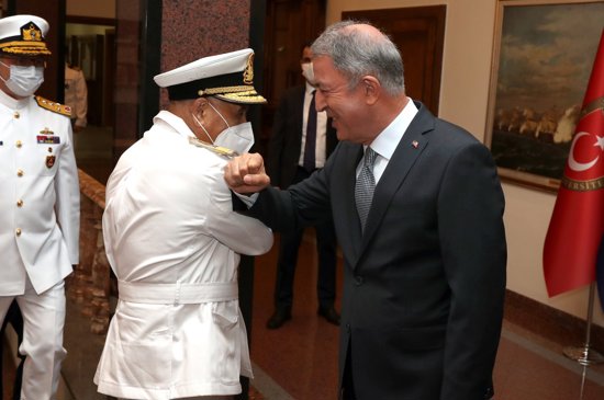 وزير الدفاع التركي يلتقي قائد البحرية الليبية ويجدد دعمه لطرابلس