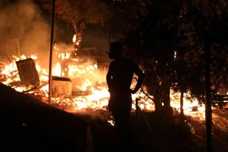 توقيف 5 أفغان متهمين بحرق مخيم للاجئين في اليونان