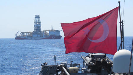 بالصور: تأهب للقوات البحرية التركية لحماية سفن التنقيب