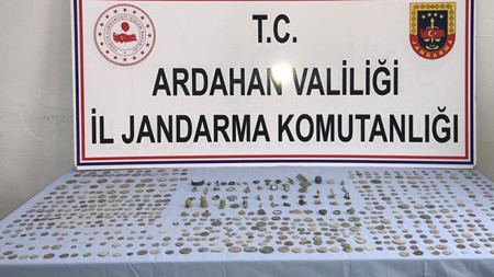 ضبط 680 قطعة نقدية مخبأة في صندوق ليمون شمال شرق تركيا