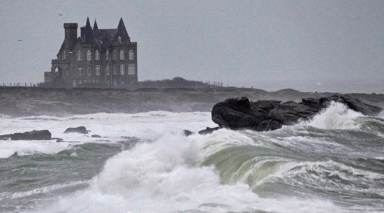 فرنسا تدق ناقوس الخطر بسبب عاصفة أليكس