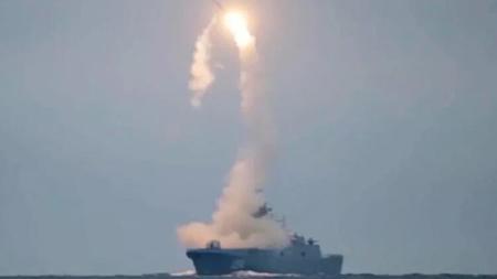 روسيا تطلق صاروخ كروز بحضور بوتين
