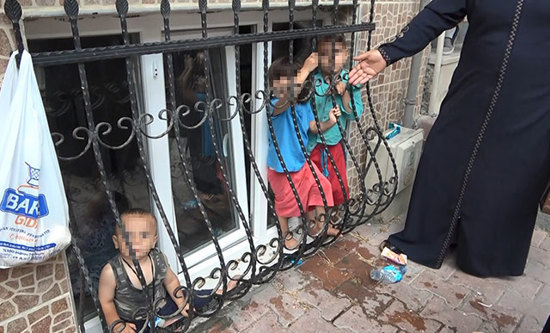 جيران أتراك يهبون لنجدة أطفال سوريين في إسنيورت