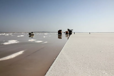 بالصور : كيفية استخراج الملح من بحيرة طوز التركية الشهيرة