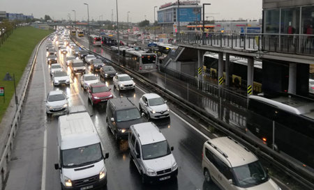 الأمطار تعيق حركة المرور في اسطنبول