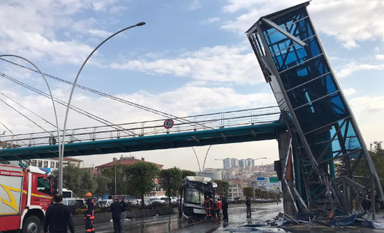 عاجل: حادث مروع في أنقرة.. اصطدام بمصعد الجسر