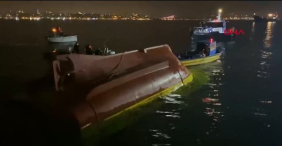 بالفيديو: وفاة صيادين بحادث غرق قاربهم في إسطنبول