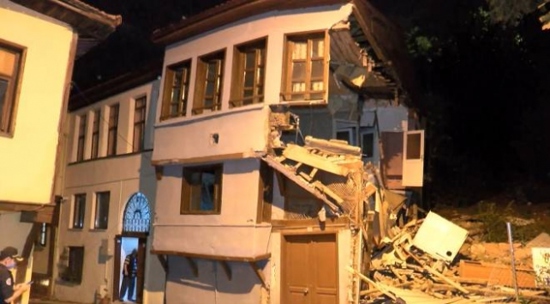 الشرطة التركية تحقق في انهيار مبنى تاريخي ببورصة