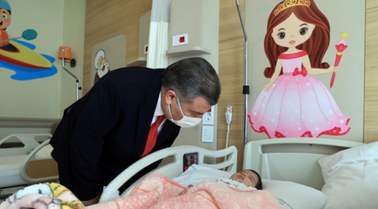 وزير الصحة التركي يزور الأطفال المرضى