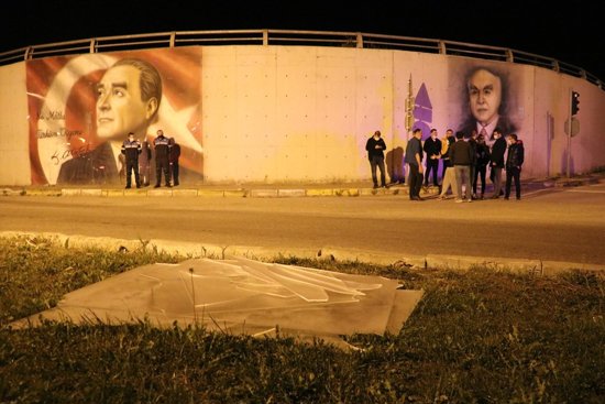 بالصور: شرطة المرور تزيل جدارية لأتاتورك من الطريق