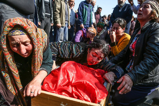 بالصور: الدموع لم تتوقف عند تشييع من قتلوا في أذربيجان