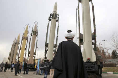 هل تعتزم إيران بدء سباق تسلح؟