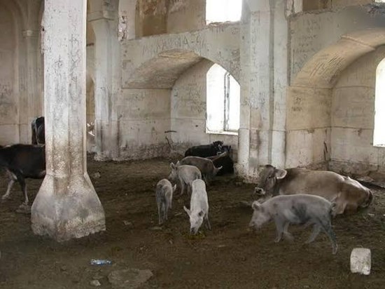 أرمينيا تربي الخنازير والأبقار في مساجد المسلمين التاريخية