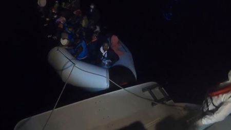 البحرية التركية تنقذ 28 لاجئ من الغرق