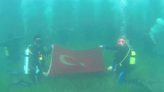 أتراك يحتفلون بيوم الجمهورية تحت الماء