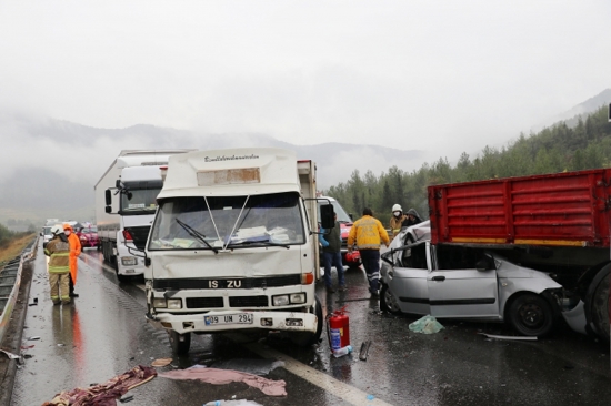 حادث سير متسلسل لـ9 مركبات على طريق إزمير
