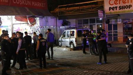 سيارة تقتحم طاولات طعام في الشارع تخلف إصابات في تركيا