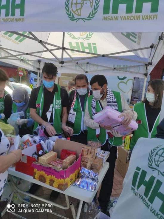 بالصور: فلسطينيون يشاركون في جهود تطوعية بإزمير