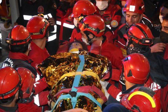 زلزال تركيا الأليم في إزمير.. أعداد الوفيات تتزايد وجهود الإنقاذ مستمرة