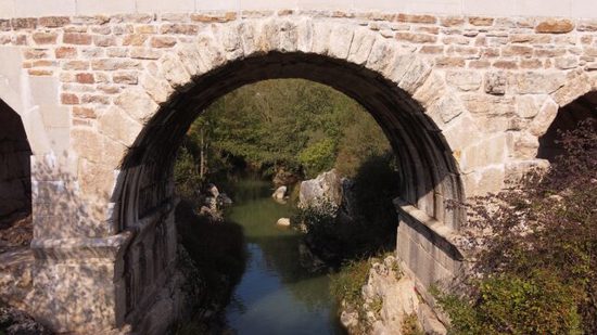 جسر كوتلوكا في كوجالي يتحدى التاريخ
