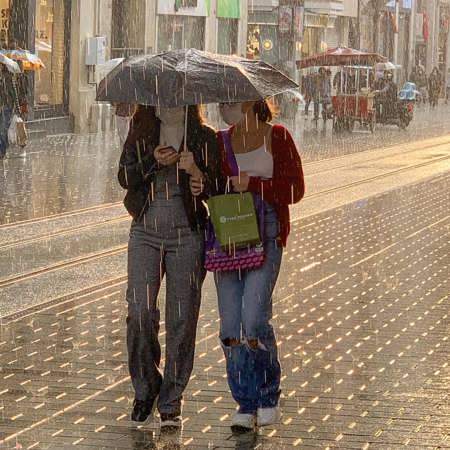 الأرصاد الجوية تحذر من الأمطار الحالية في إسطنبول