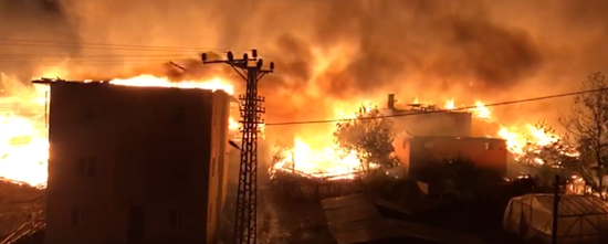 تضرر عدة منازل ومسجد جراء اندلاع حريق في تركيا